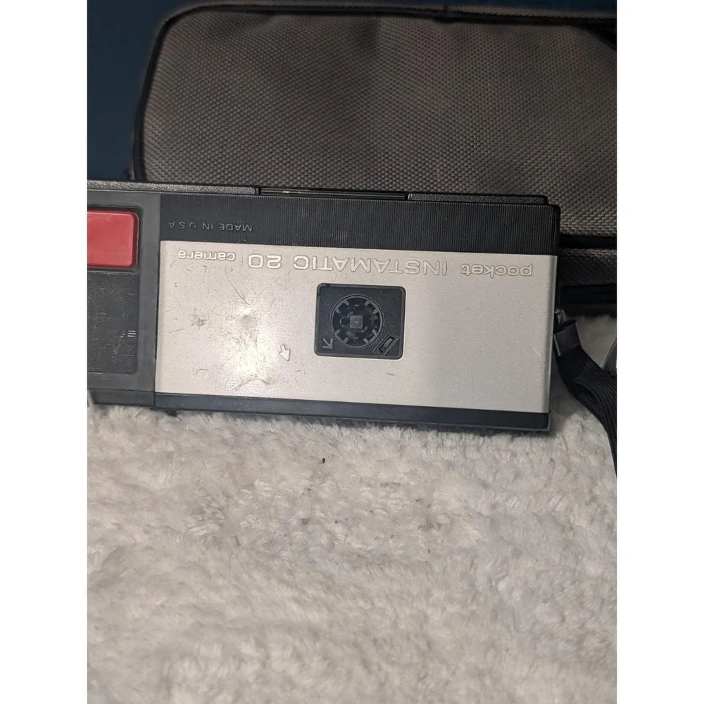 VTG Kodak Pocket Instamatic 20 Camera w/ Sylvania Magicube Flash & Case UNTESTED